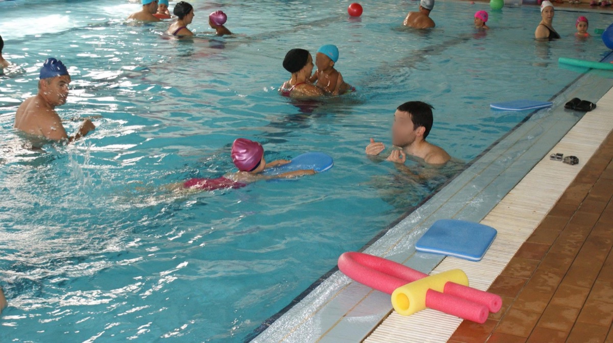 Aula de natação para bebés na Piscina Real