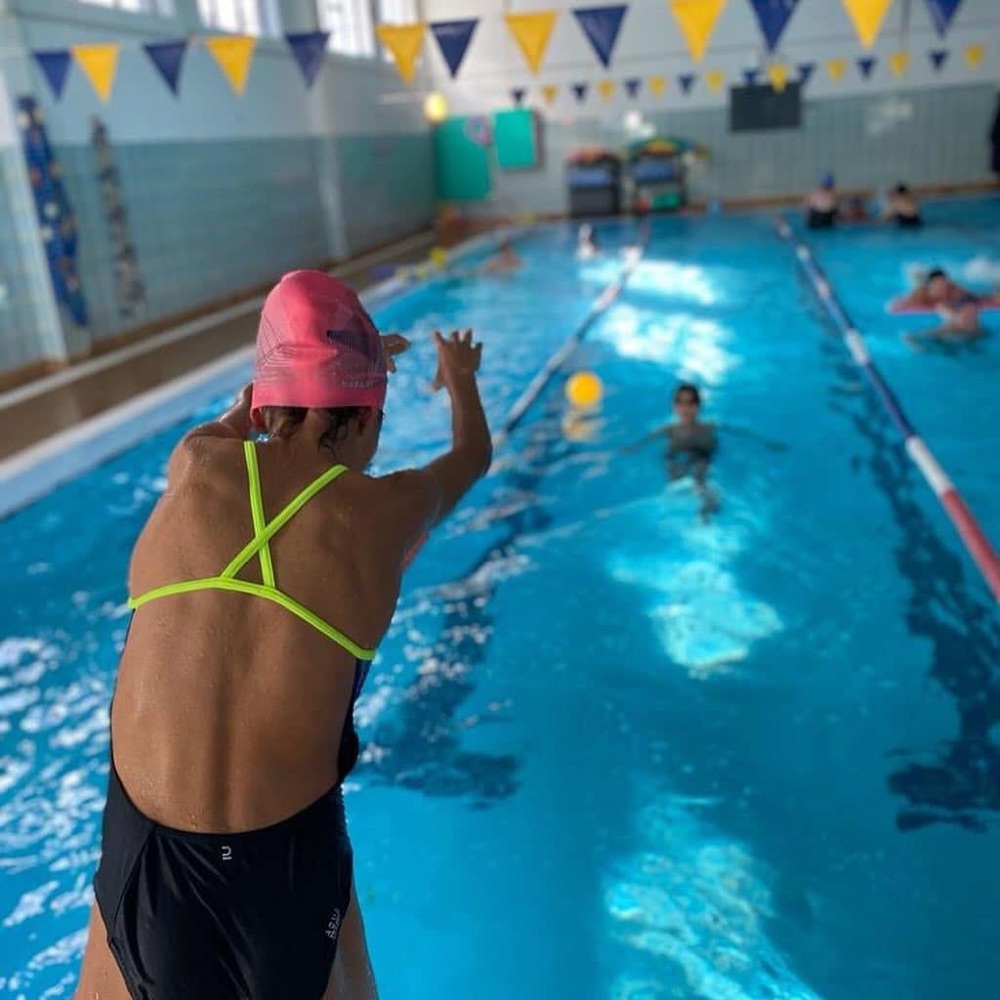 Aula de natação para crianças na Piscina Real